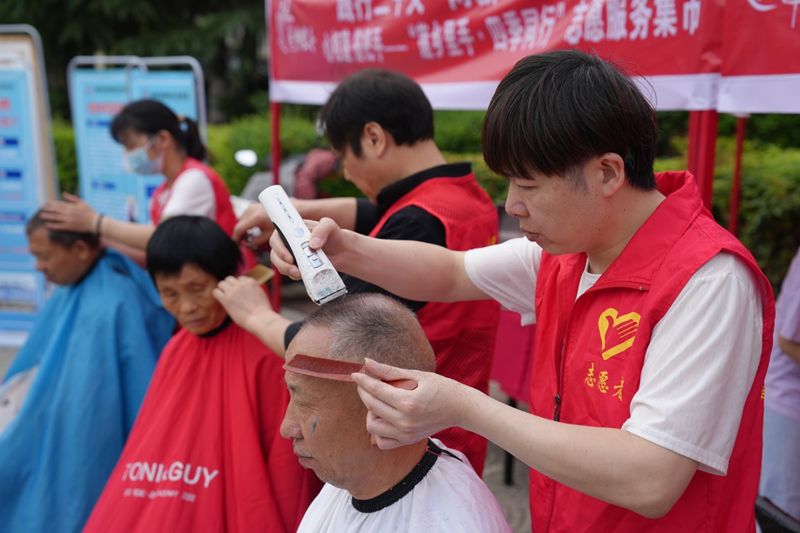 践行二十大·两新“湘”当红 心相莲·搭把手——“莲乡里手·四季同行”志愿服务集市开市啦！