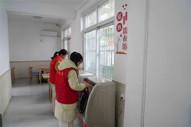 屯溪区徽山路社区：“暖心洗衣坊” 情暖老人心.jpg