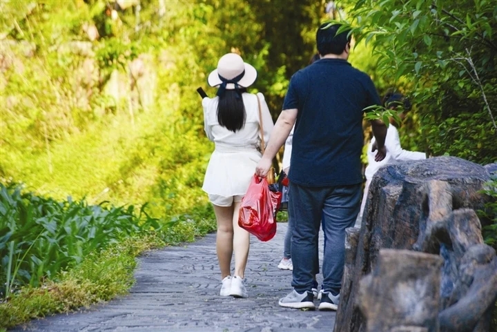 河池宜州区：休闲文明游 景美人更美