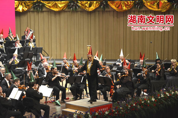 音乐会接近尾声,全体艺术家戴上小彩帽,演奏起欢快的《拉德斯基进行曲》。 音乐会接近尾声,全体艺术家戴上小彩帽,演奏起欢快的《拉德斯基进行曲》。